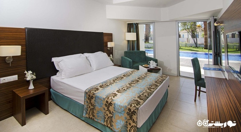 نمای اتاق با دسترسی به استخر